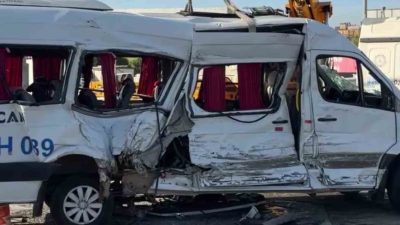 Kocaeli’nin Çayırova ilçesinde işçi servisi ile tırın çarpışması sonucu meydana