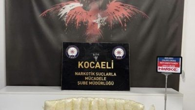 Kocaeli’nin İzmit ilçesinde durdurulan yolcu otobüsündeki aramada, vücutlarına sarılı vaziyette