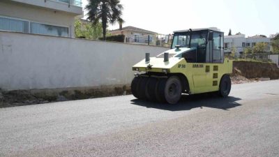 Kocaeli Büyükşehir Belediyesi, havaların ısınmasıyla birlikte asfalt sezonunu açarak Gölcük,