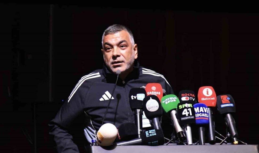 Olağan seçimli mali genel kurulu süren Kocaelispor’da kongre üyeleri söz