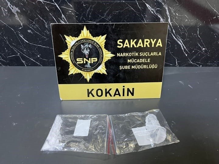 Sakarya’da polis ekiplerince yapılan uyuşturucu operasyonunda 8.95 gram kokain ele