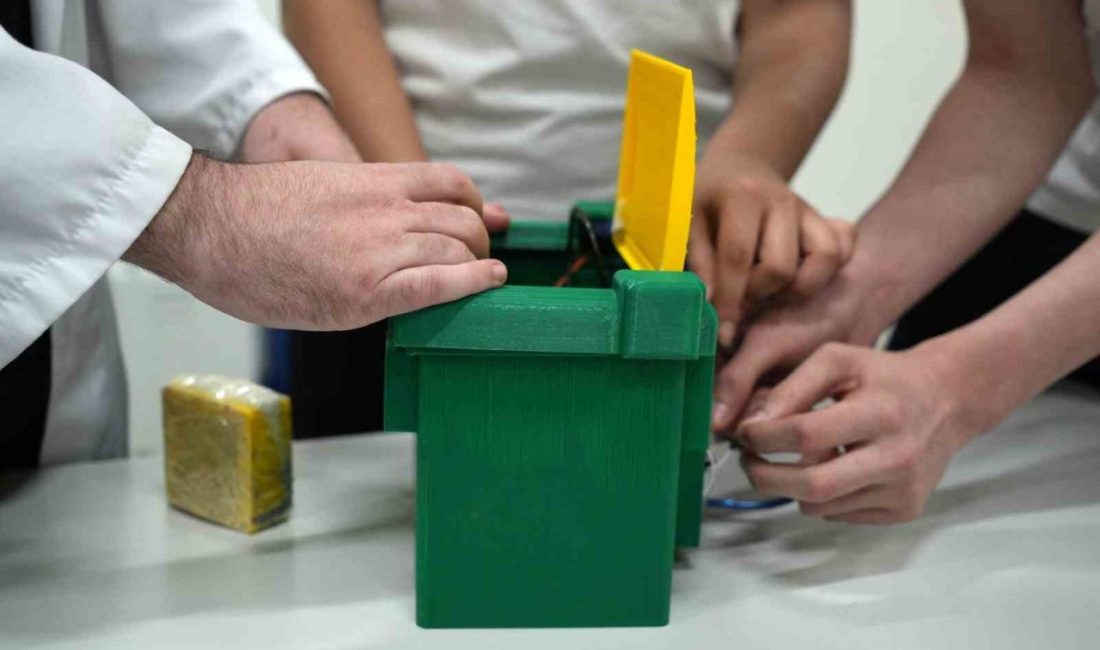 Kocaeli’de teknik lise öğrencileri, yaz aylarında çöp kovalarından yayılan kötü