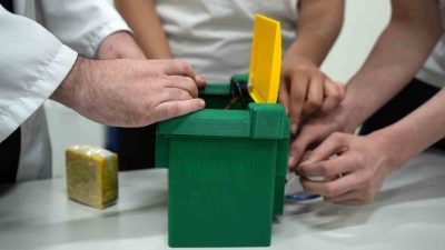 Kocaeli’de teknik lise öğrencileri, yaz aylarında çöp kovalarından yayılan kötü
