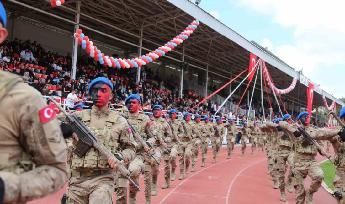 Komandolardan 19 Mayıs’a özel nefes kesen gösteri Kastamonu’da 19 Mayıs kutlamalarında sahne alan jandarma komandoları, vatandaşlara heyecan