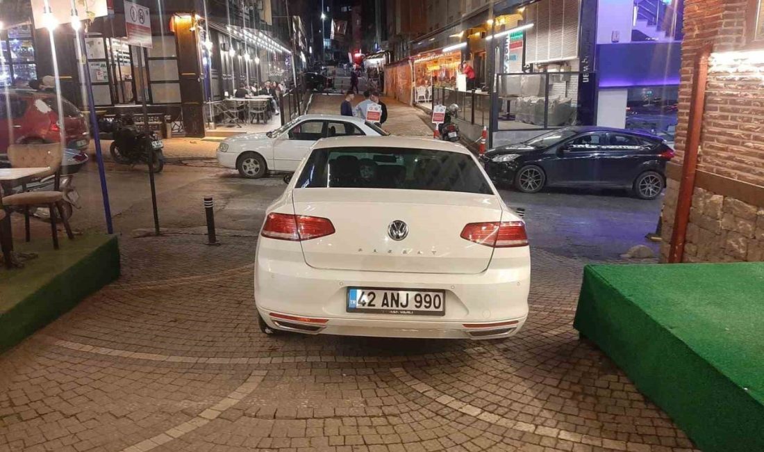 Komisyon kararına rağmen trafiğine kapalı sokakta park halindeki araç bitmiyor Bilecik İl Trafik Komisyonu kararıyla geçen yıl araç trafiğine kapanan