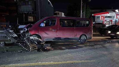 Sakarya’nın Adapazarı ilçesinde kontrolden çıkan minibüs, yolun ortasında bulunan demirlere