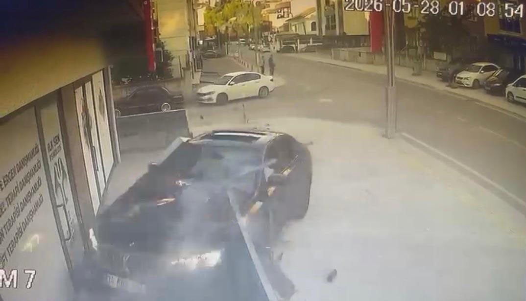 Kocaeli’nin İzmit ilçesinde kontrolden çıkan otomobil, psikolojik danışmanlık merkezine daldı.
