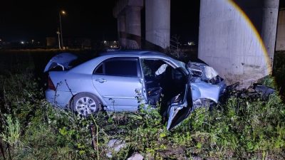Sakarya’nın Karasu ilçesinde sürücüsünün direksiyon hakimiyetini kaybetmesi sonucu kontrolden çıkan