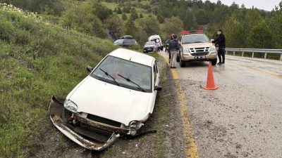 Kastamonu’nun Tosya ilçesinde kontrolden çıkan otomobil, şarampole çarptı. Kazada sürücü