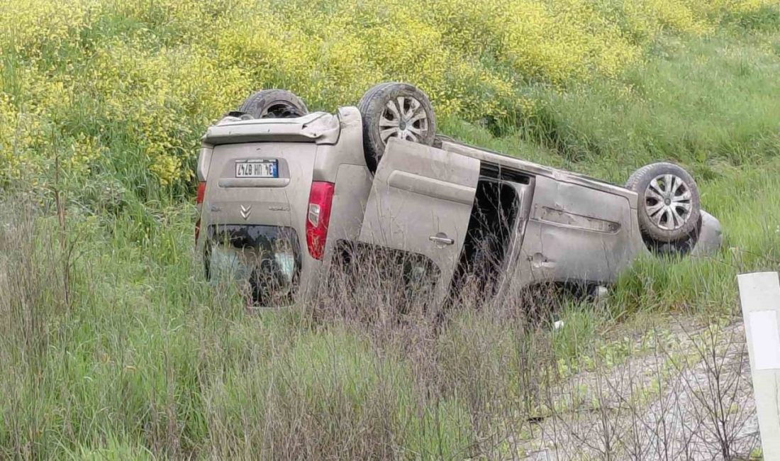Kontrolden çıkan otomobil takla attı: 2 yaralı Bolu’da yağış nedeniyle kayganlaşan yolda kontrolden çıkan otomobilin takla atması