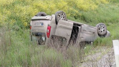 Bolu’da yağış nedeniyle kayganlaşan yolda kontrolden çıkan otomobilin takla atması