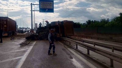 Kocaeli’nin Başiskele ilçesinde yola aniden çıkan köpeğe çarpmamak için manevra