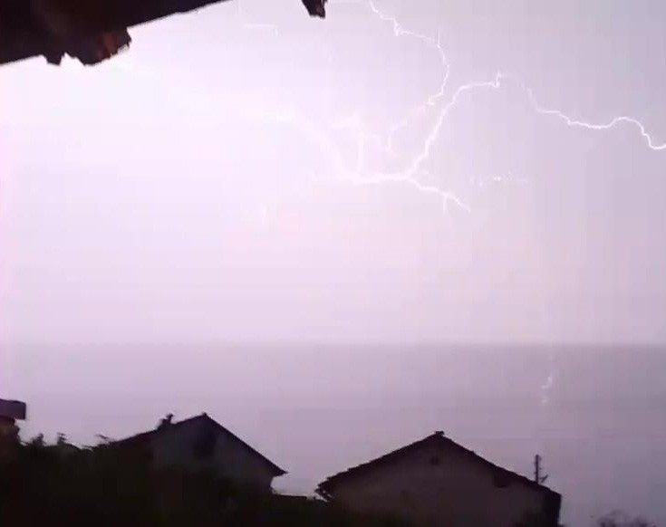 Bilecik’te akşam saatlerinde etkili olan gök gürültülü sağanak yağış sırasında