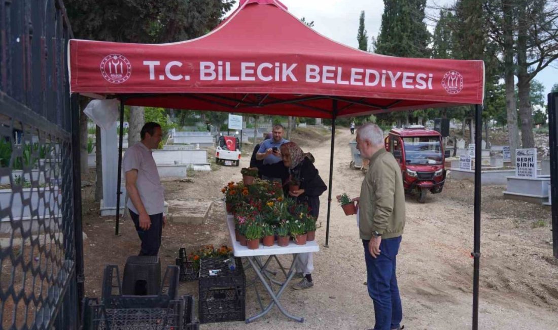 Bilecik’te Kurban Bayramı’nın ilk gününde mezarlıkları ziyaret eden vatandaşlara çiçek