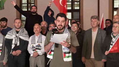 Sakarya’da düzenlenen gösteride İsrail’in Küresel Sumud Filosu’na uluslararası sularda gerçekleştirdiği