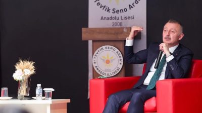 Kocaeli Büyükşehir Belediye Başkanı Tahir Büyükakın, kariyer buluşmaları kapsamında bir
