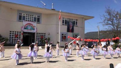 Bilecik’in Gölpazarı ilçesinde düzenlenen programda minik öğrenciler ayakta alkışlandı: Bilecik’in