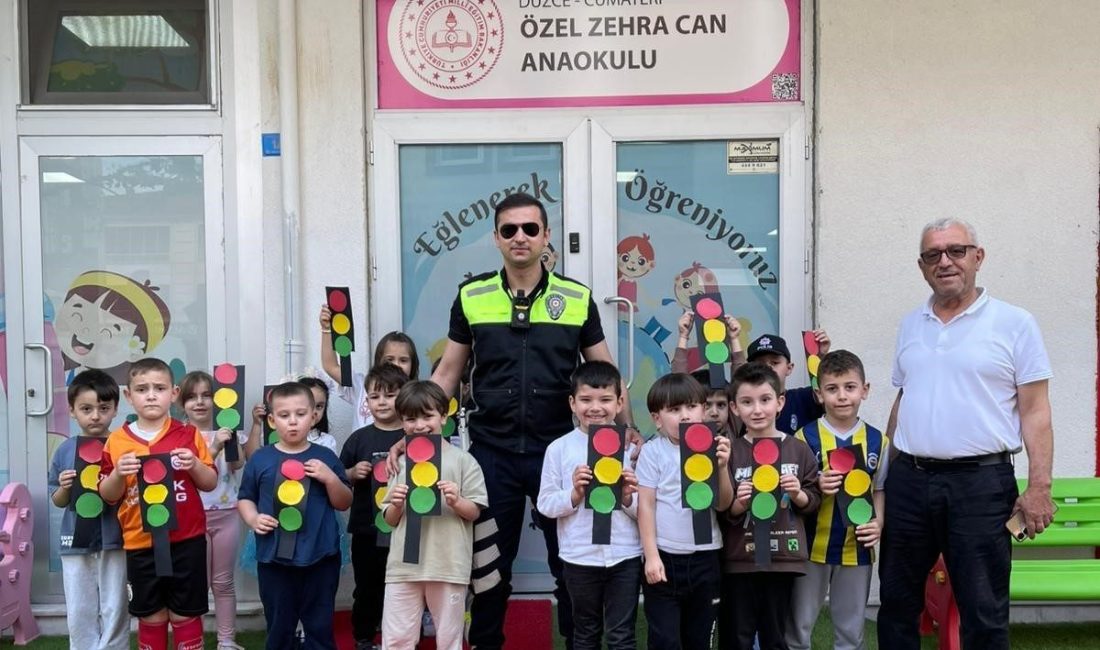 Minik öğrenciler eğlenerek öğreniyor DÜZCE(İHA) – Düzce’nin Cumayeri ilçesi Emniyet Müdürlüğü Trafik Denetleme Büro