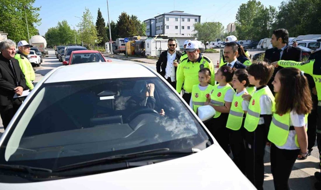 Kocaeli’de ilkokul öğrencileri, Trafik Haftası kapsamında sürücülere broşür dağıtarak trafik