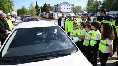 Kocaeli’de ilkokul öğrencileri, Trafik Haftası kapsamında sürücülere broşür dağıtarak trafik