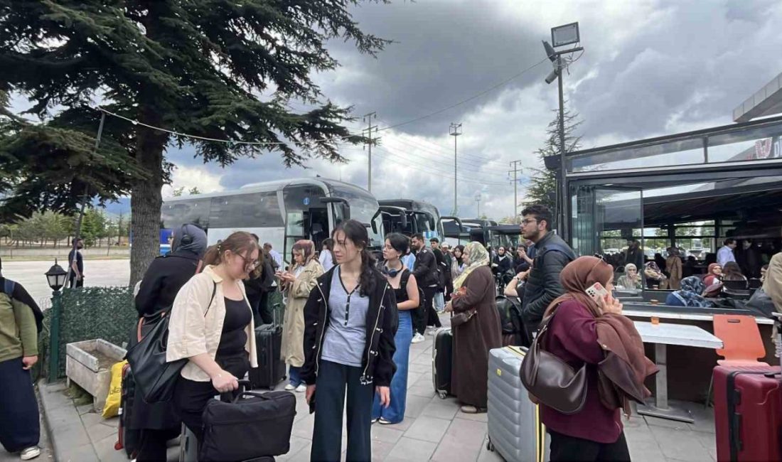 Öğrenciler Bolu Otogarı’nda yoğunluk oluşturdu Kurban Bayramı tatilini memleketlerinde veya tatil beldelerinde geçirmek isteyen öğrenciler