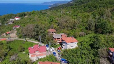 Kastamonu’nun Cide ilçesinde otları biçtiği sırada dengesini kaybederek dere yatağına