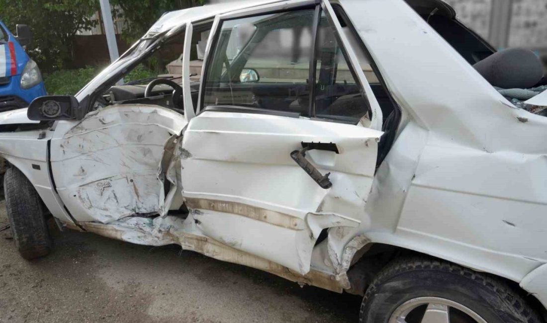 Kastamonu’nun Taşköprü ilçesinde kontrolden çıkan otomobil, park halindeki tıra arkadan
