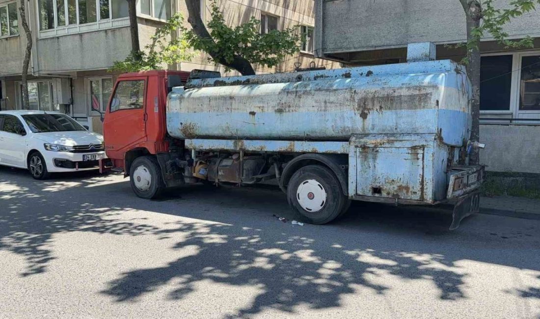 Kocaeli’nin Gebze ilçesinde park halindeki su tankerine çarpan scooter sürücüsü
