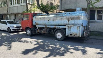 Kocaeli’nin Gebze ilçesinde park halindeki su tankerine çarpan scooter sürücüsü