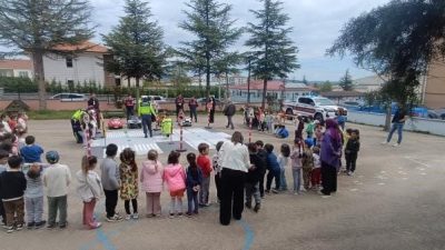 Bilecik’in Pazaryeri ilçesinde geleceğin bilinçli sürücüleri ve duyarlı yayalarını yetiştirmek