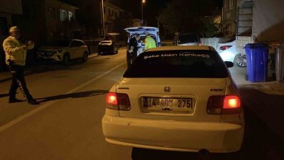 Bolu’da polis ekiplerince gerçekleştirilen trafik uygulamasında, denetim noktasını gören sürücü