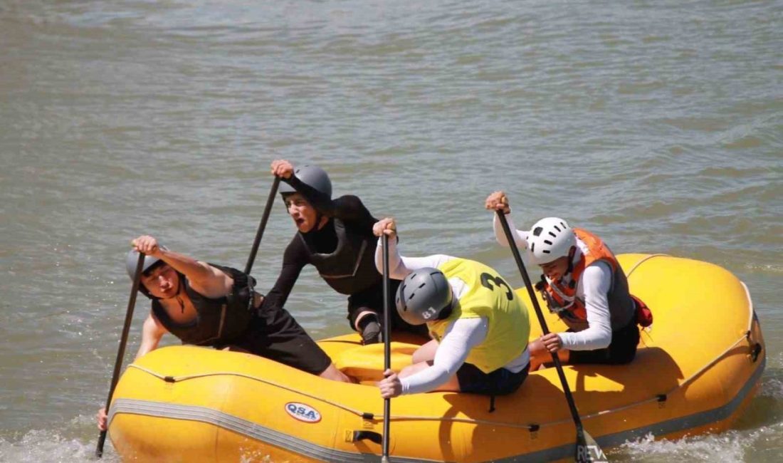 Bingöl’ün Genç ilçesinde düzenlenen Okul Sporları Rafting Türkiye Şampiyonası’nda Düzce’yi