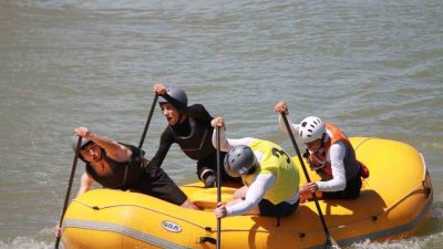 Bingöl’ün Genç ilçesinde düzenlenen Okul Sporları Rafting Türkiye Şampiyonası’nda Düzce’yi