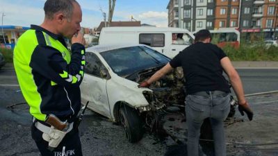 Düzce’de karayolundaki refüjün betonlarına ve ağaçlara çarpan otomobilin motoru koptu.