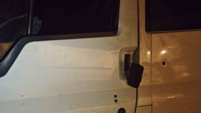 Sakarya’nın Akyazı ilçesinde bir minibüs içerisindeki 2 kişinin tabancayla vurularak