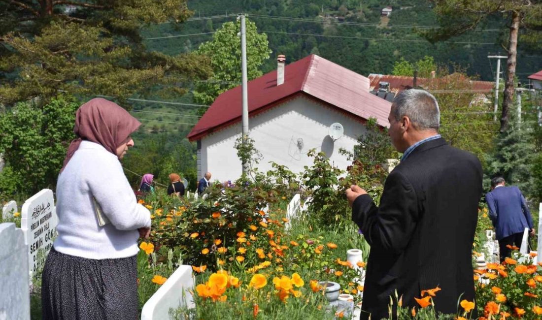 Sakarya’nın Hendek ilçesinde Kurban Bayramı arefesinde yakınlarının kabirlerini ziyaret eden