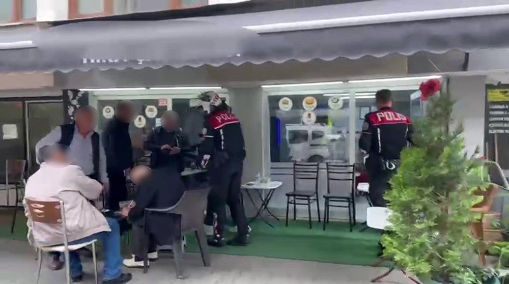 Sakarya’da polis ekiplerince düzenlenen fuhuş operasyonunda, çay ocaklarına gelen özellikle