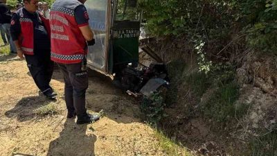 Sakarya’nın Kaynarca ilçesinde tarım aracı, kontrolden çıkarak su kanalına girdi.