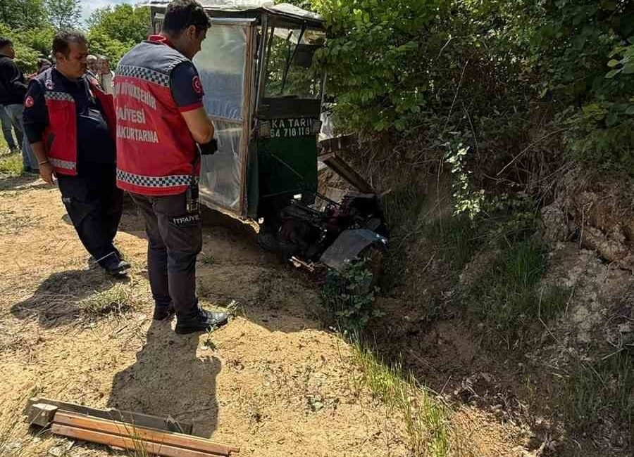 Sakarya’nın Kaynarca ilçesinde tarım aracı, kontrolden çıkarak su kanalına girdi.