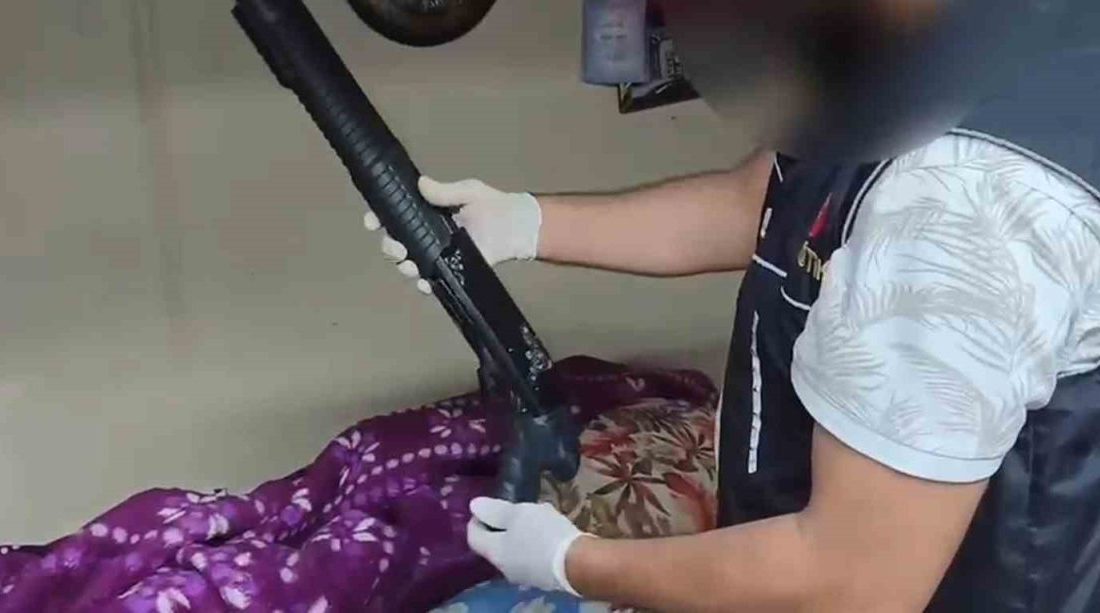 Sakarya’nın Erenler ilçesinde narkotik polisinin bir eve düzenlediği operasyonda kilolarca