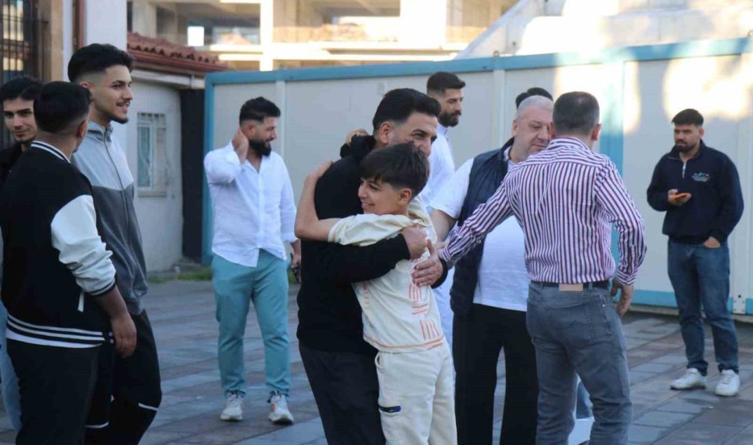 Sakarya’da sabahın erken saatlerinde camileri dolduran vatandaşlar Kurban Bayramı namazını