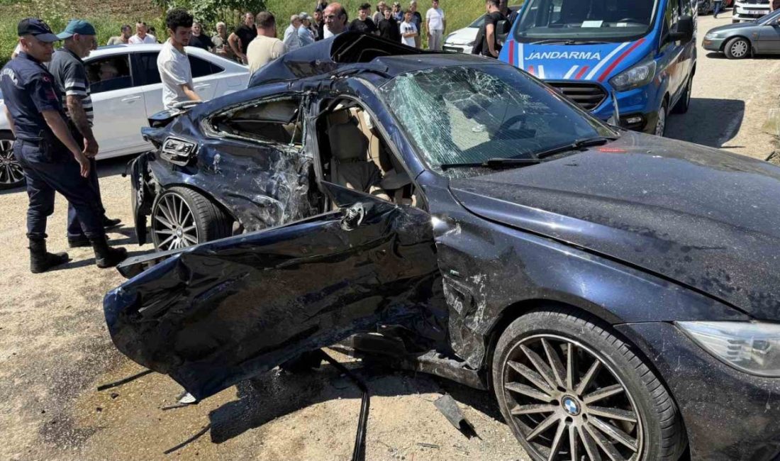 Sakarya’nın Kaynarca ilçesinde otomobil ile hafif ticari aracın çarpışması sonucu