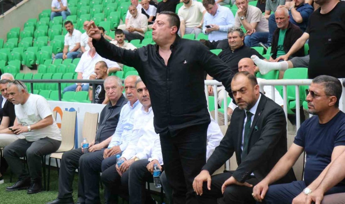 Sakaryaspor’un olağanüstü genel kurulu toplantısı, divan listesi sunulması esnasında çıkan