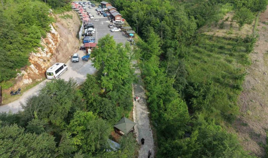 Düzce’de etkisini artıran sıcak hava nedeniyle vatandaşlar serinlemek için Sarıkaya
