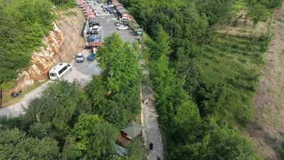 Düzce’de etkisini artıran sıcak hava nedeniyle vatandaşlar serinlemek için Sarıkaya