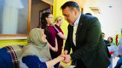 Bilecik Valisi Faik Oktay Sözer, şehit Ramazan Çifçi’nin ailesiyle bir