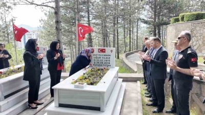 Şehit Polis Memuru Uğur Yıldız, şehadetinin sene-i devriyesinde kabri başında