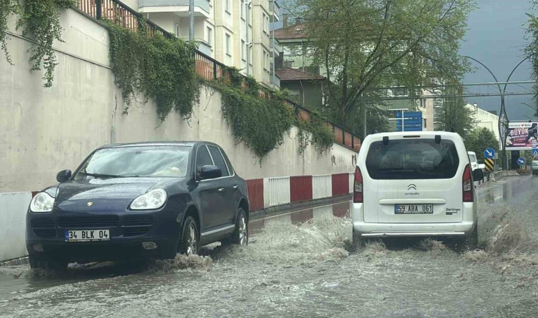 Bolu’da gün boyu aralıklarla devam eden sağanak yağış, öğleden sonra