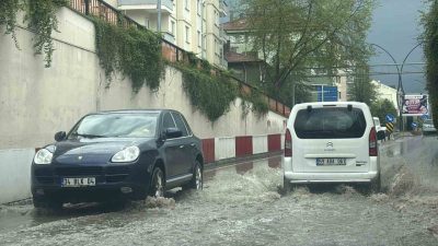 Bolu’da gün boyu aralıklarla devam eden sağanak yağış, öğleden sonra