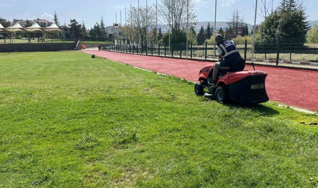 Bilecik’in Söğüt ilçesinde belediye ekiplerince park ve bahçelerde çim biçme